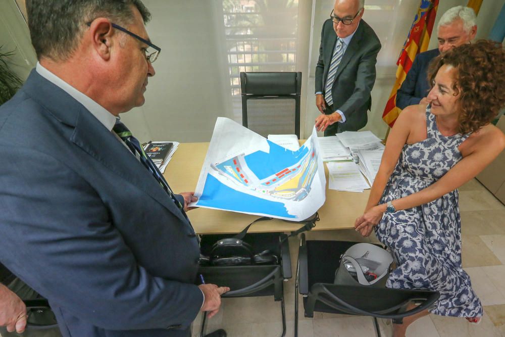 Visita del presidente de las Cortes Valencianas, Enric Morera, al Ayuntamiento de Torrevieja