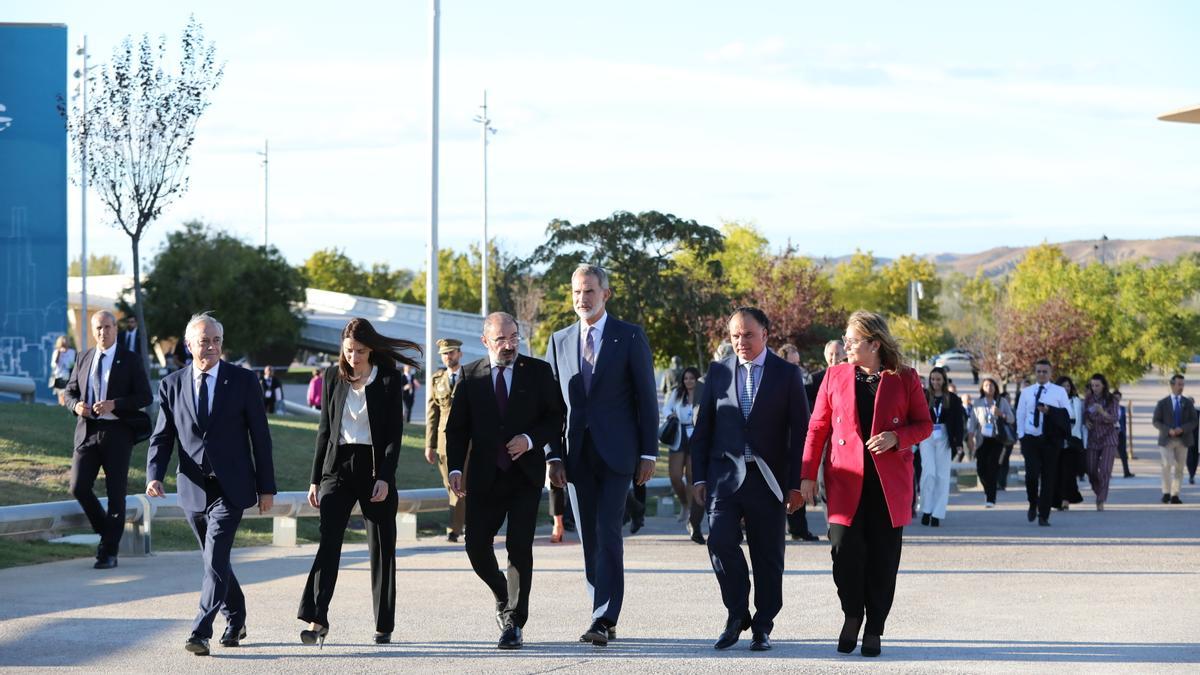 Desde la izquierda: Javier Sada, Pilar Llop, Javier Lambán, Pedro Sánchez, Fernando de Yarza y Rosa Serrano.