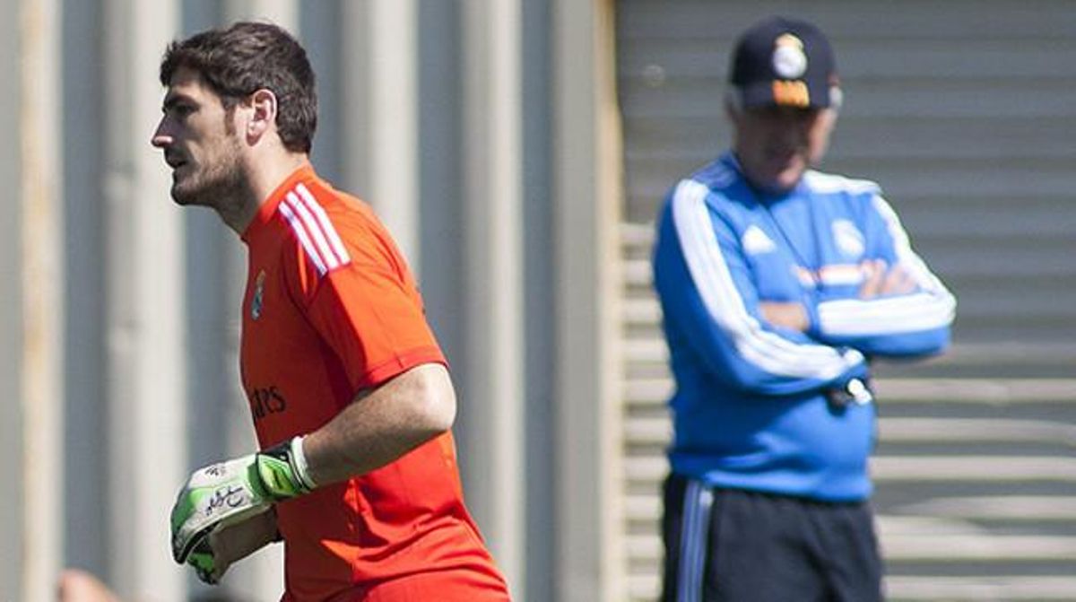 Casillas i Ancelotti (darrere), durant un entrenament. Casillas i Ancelotti (darrere), durant un entrenament.