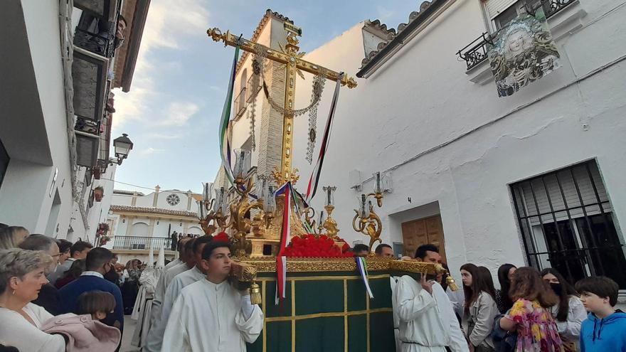 La hermandad de los Remedios de Cabra no encuentra portadores para la Cruz de los Sacramentos