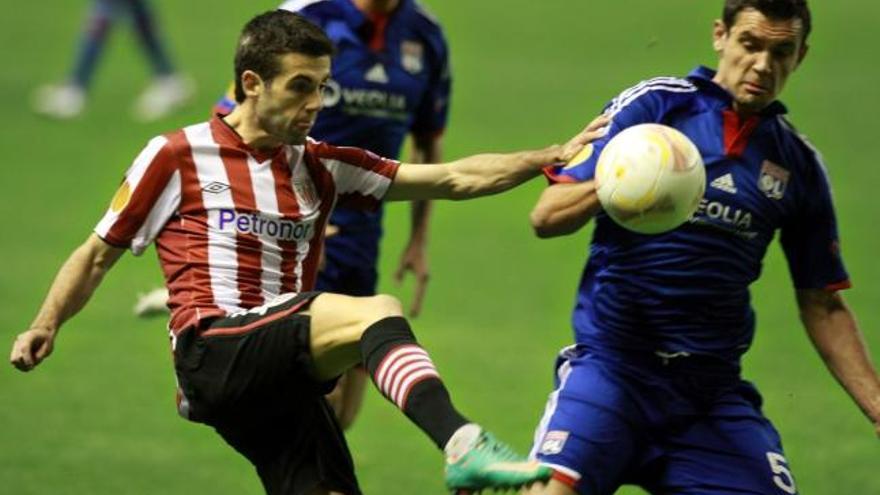 El centrocampista del Athletic de Bilbao, Markel Susaeta, ayer, durante el partido de la UEFA ante Dejan Lovren del Olympique de Lyon.