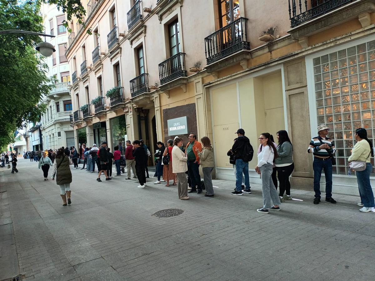 La fila llegaba ya casi a la calle Gondomar a las 8.00 horas.