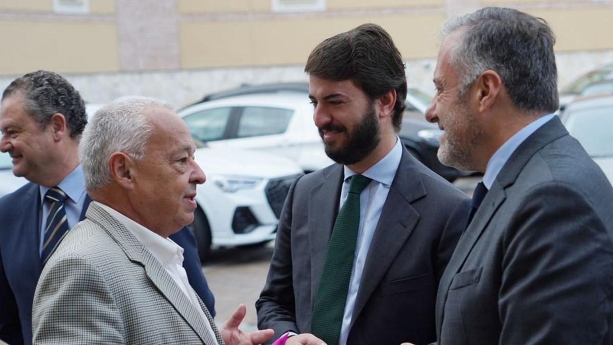 Desde la izquierda, el consejero de Cultura Santonja, el vicepresidente Gallardo y el presidente de las Cortes, ayer. | M. Chacón - Ical