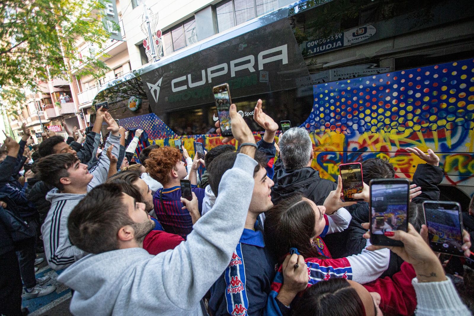 El autocar del Barça llega al hotel de concentración en Alicante