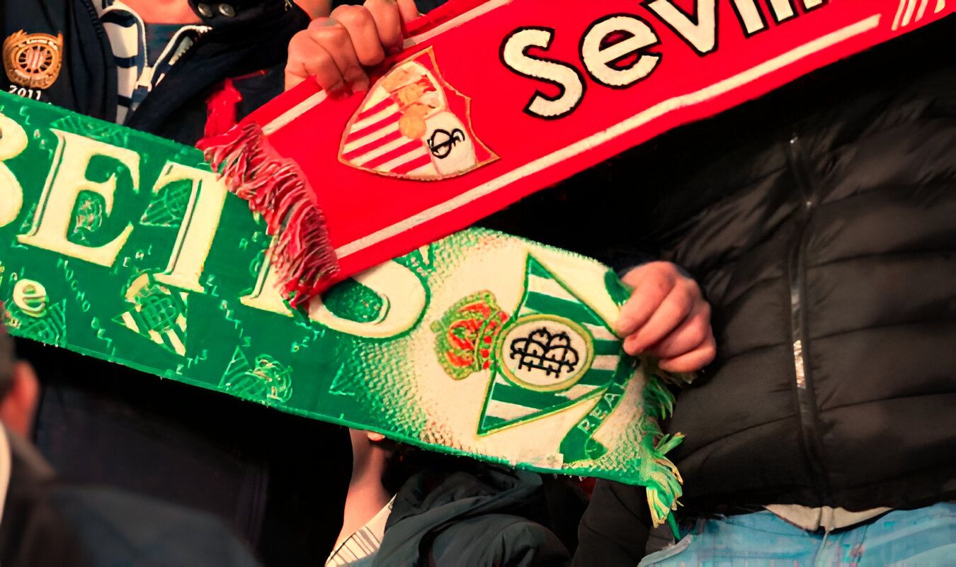 El Gran Derbi Sevilla Betis en las bufandas de unos aficionados