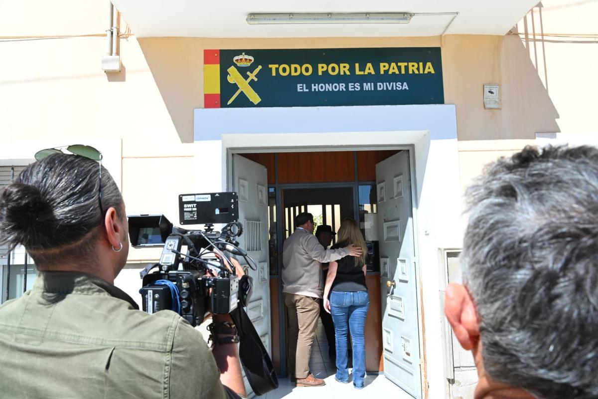 La Delegada de Gobierno en el cuartel de Dolores tras el asesinato