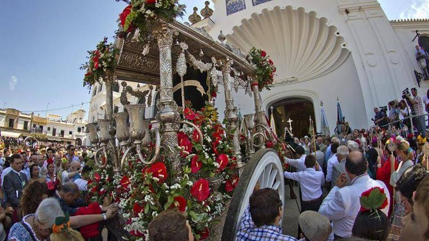 Miles de romeros aguardan ya la salida de la Virgen del Rocío