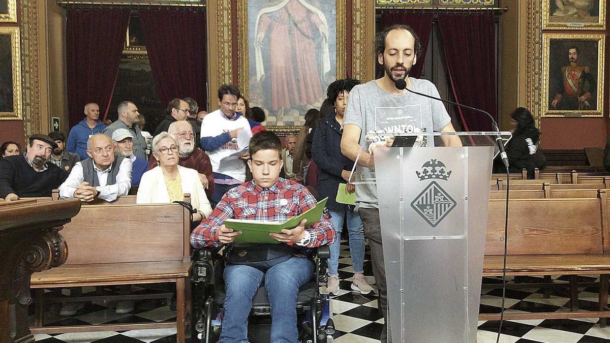 El menor Óscar, en silla de ruedas, ha intervenido en varias ocasiones en el pleno de Cort.