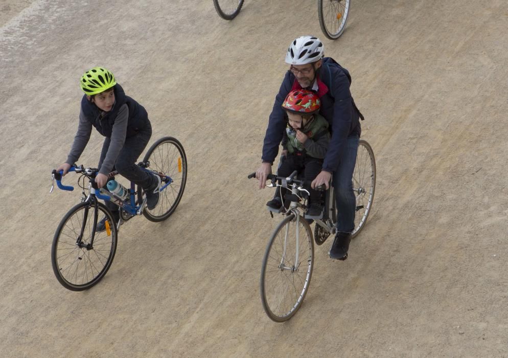 200 ciclistas exigen frente al Ayuntamiento una vía verde en La Cantera.