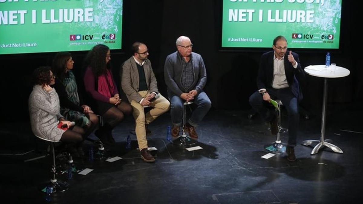 Joan Herrera, en el escenario del Teatre del Raval, junto a la presentadora del acto (de gris) y los cuatro activistas que participaron en la conferencia.