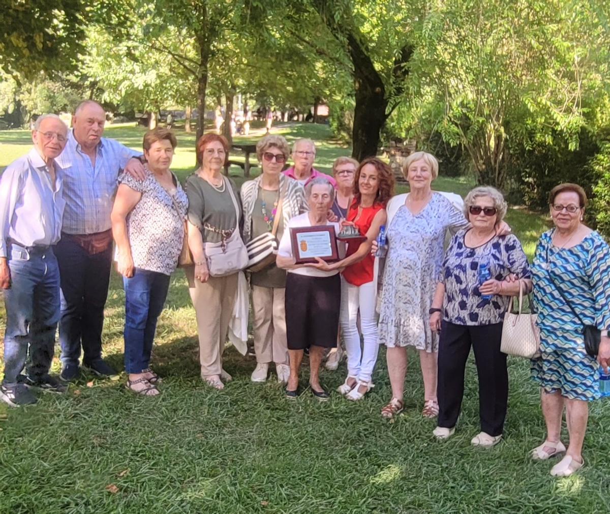 Francisca Rivero, en el centro, posa, tras el homenaje con su familia y con vecinos de las Mazas de Morcín.