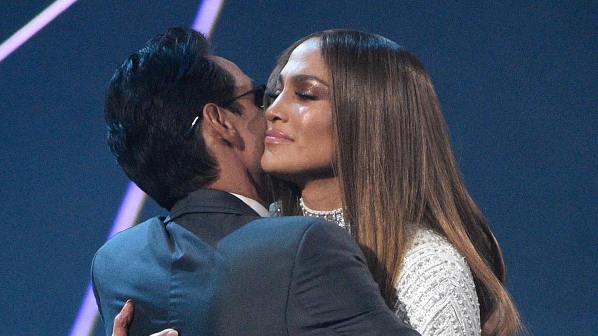 Jennifer Lopez y Marc Anthony abrazados