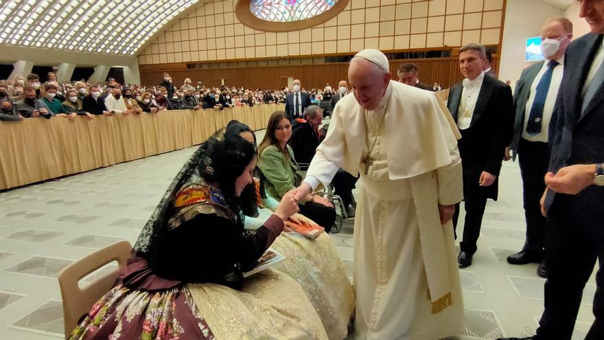 El momento en el que el Papa Francisco ha recibido a las falleras mayores de València