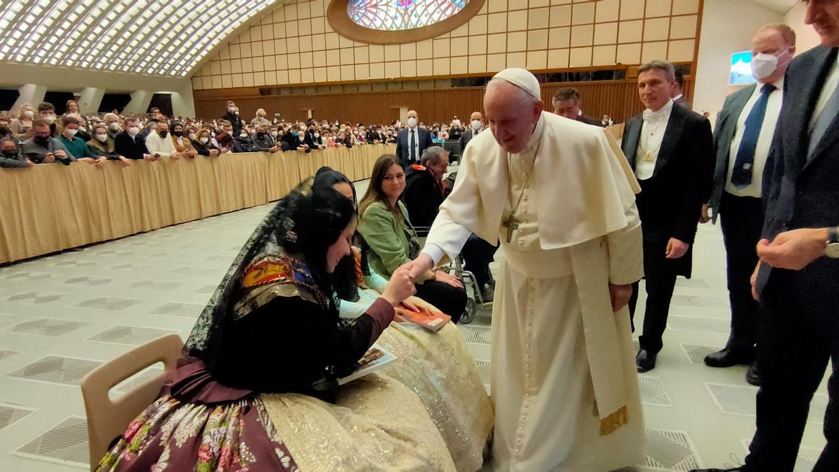 Extra Fallas Levante-EMV. Momento histórico: el papa Francisco recibe a las falleras mayores de València