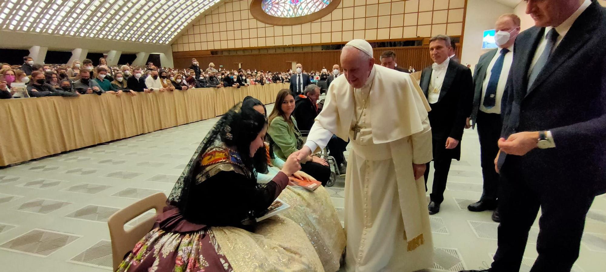 Extra Fallas Levante-EMV. Momento histórico: el papa Francisco recibe a las falleras mayores de València