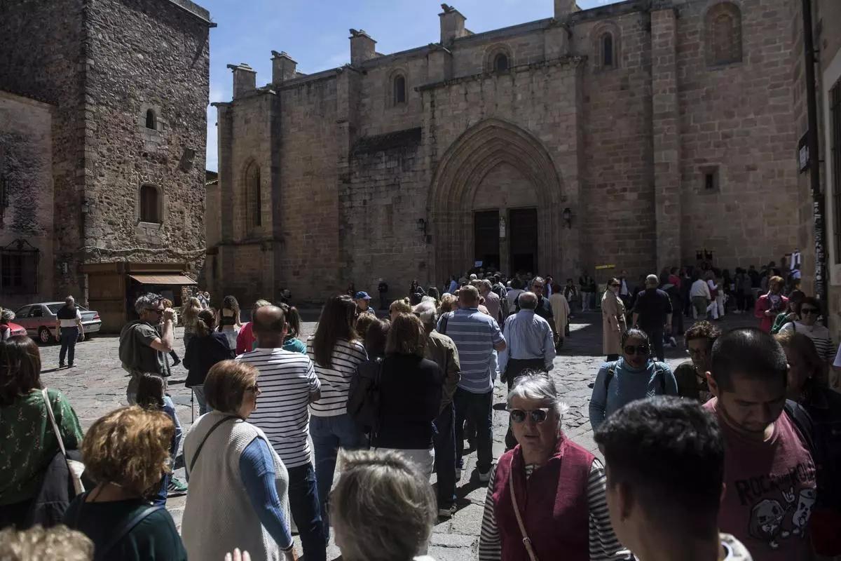 Imagen de turistas en Cáceres.