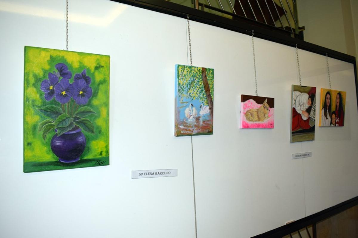 La exposición con las obras realizadas por los participantes en las clases de pintura del programa de envejecimiento activo.