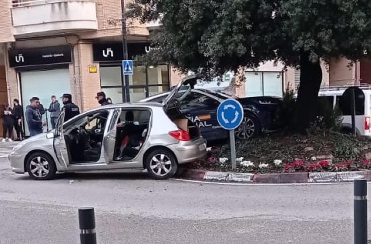 Los coches en la rotonda.