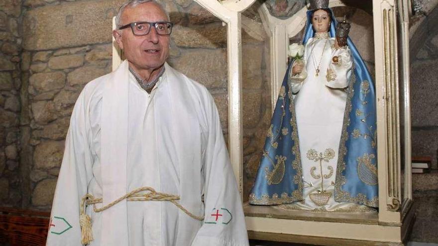 El sacerdote Emilio Alvito García, ayer junto a la imagen mariana, en San Xoán de Camba. // Bernabé/J. Lalín