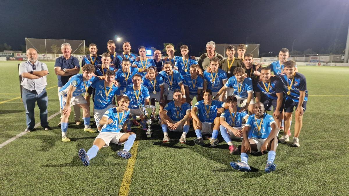 La plantilla del Binéfar celebra la victoria en la final.