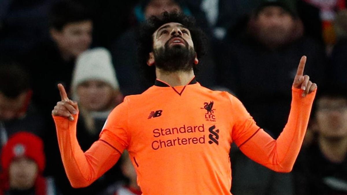 Salah mirando al cielo en la celebración de su tanto, que supuso el 0-2