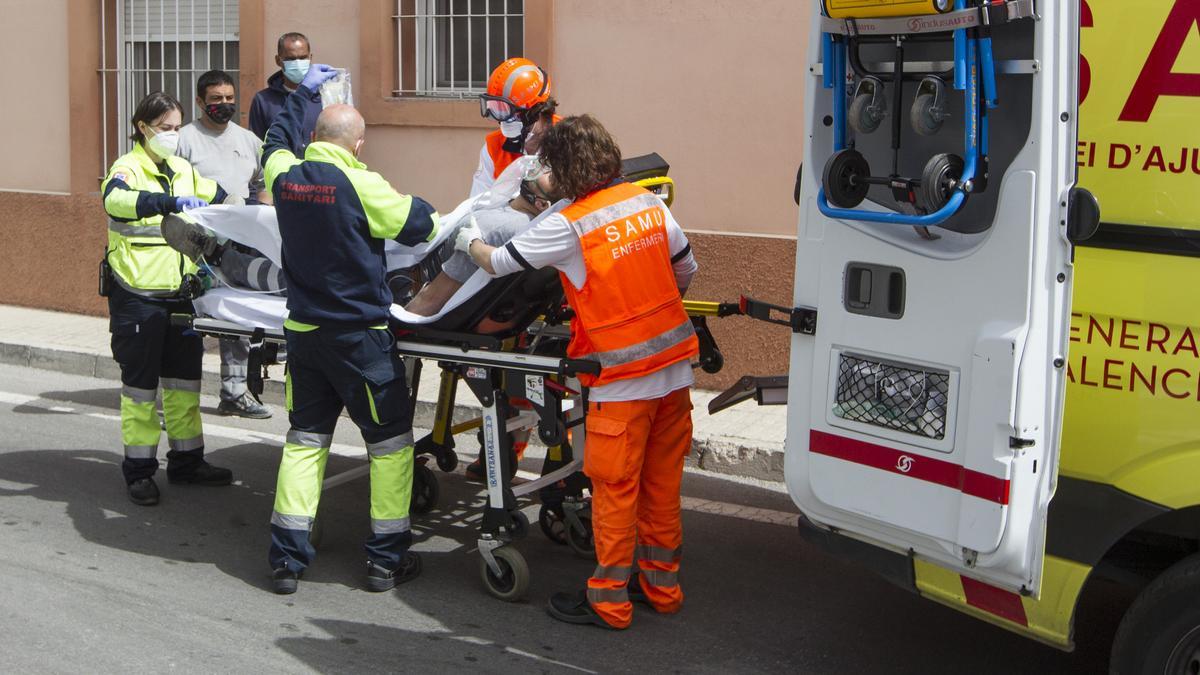 Dos intoxicados en el incendio de un almacén en Alicante