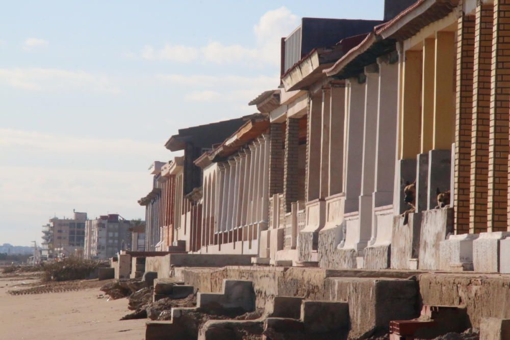 Las casas sufren derrumbes y el mar destruye porches y aceras y abre grandes socavones