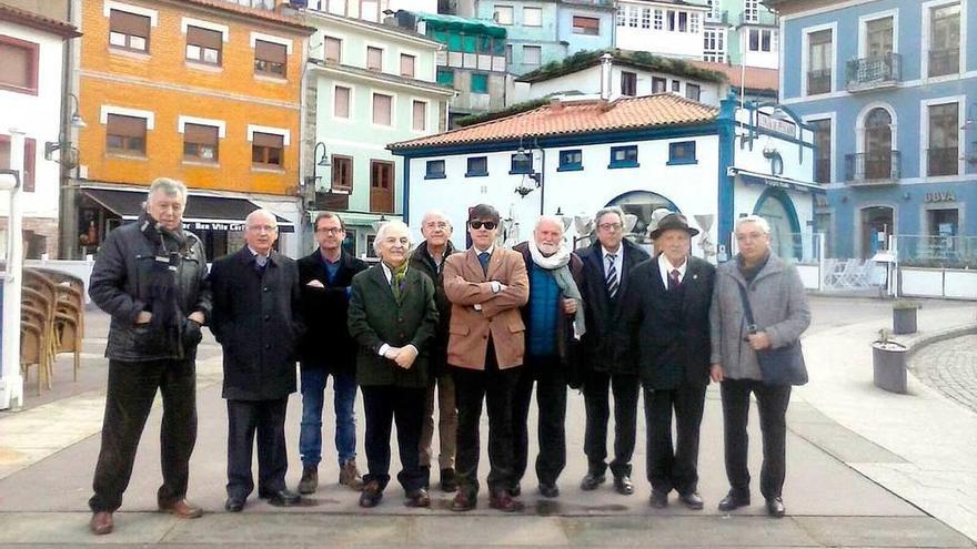 Los cronistas reunidos ayer en Cudillero, con el alcalde, Ignacio Escribano, quinto por la derecha.