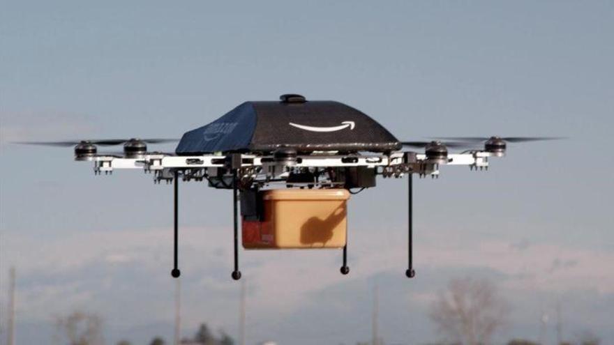 Amazon patenta almacenes aéreos para entregar las compras con drones