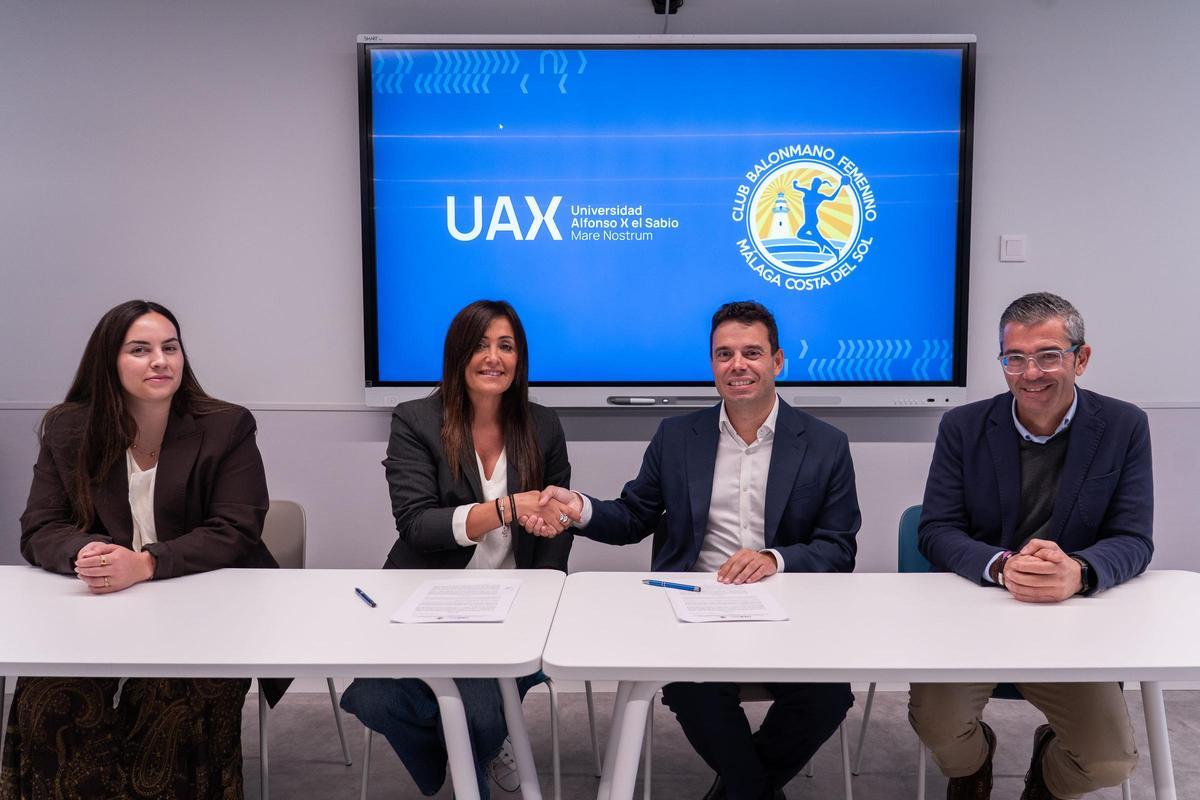 Firma oficial de la alianza entre el UAX Mare Nostrum y el club de balonmano Costa del Sol Málaga.
