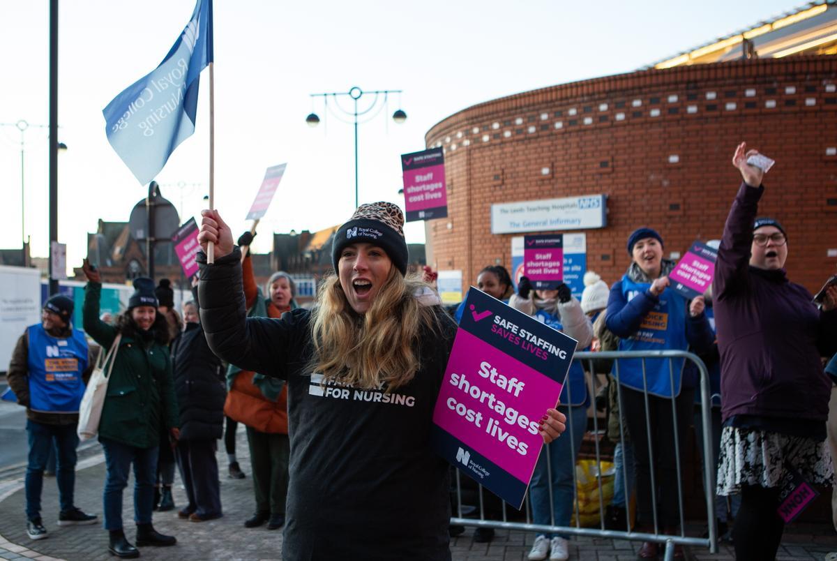 Enfermeras del National Health Service (NHS), el sistema público de salud británico, protestan a las puertas de un centro hospitalario en Leeds, Gran Bretaña.