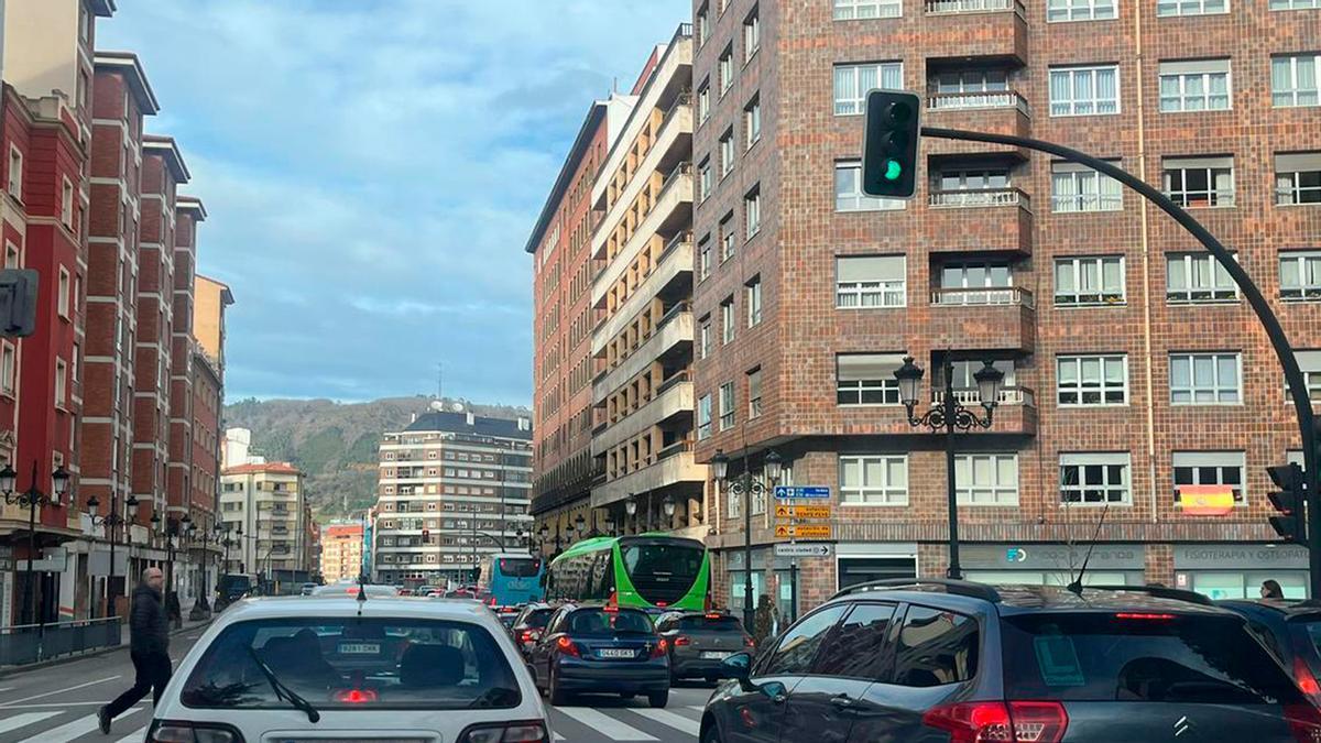 Multado con 200 euros por llegar a un cruce, parar con el semáforo en rojo y acelerar despacio cuando toca: la señal en el suelo que la Guardia Civil ya no deja pasar