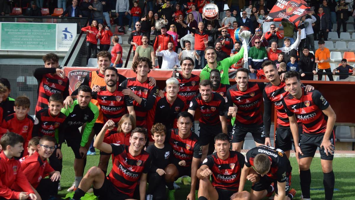 Plantilla, cuerpo técnico y afición del Salerm Puente Genil celebran el triunfo ante el Bollullos.