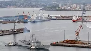 Así fue la llegada de los primeros buques de guerra a Gijón para el Día de las Fuerzas Armadas
