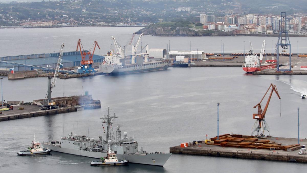 En imágenes: Los buques de guerra atracan en El Musel para arrancar el DIFAS
