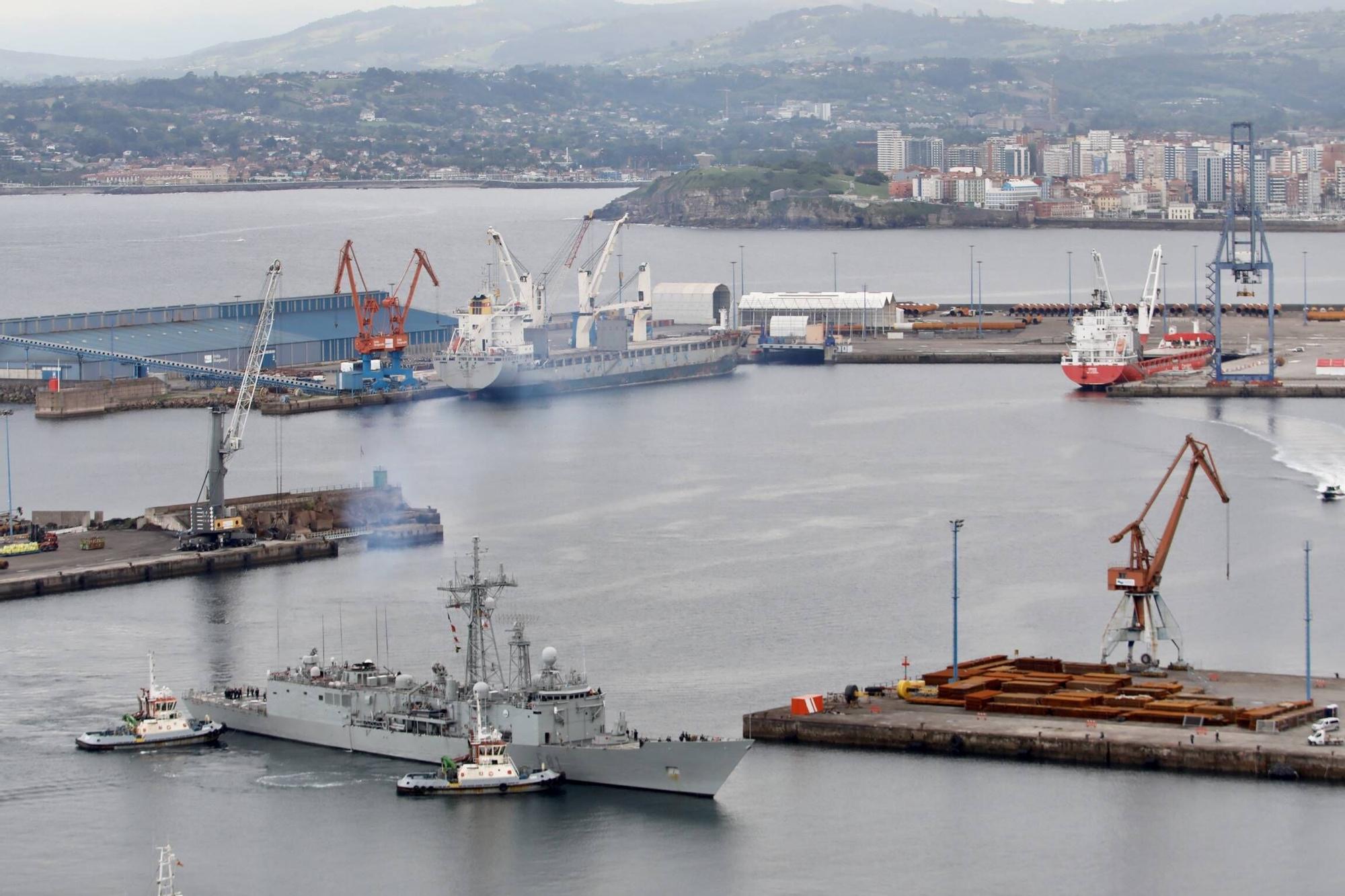 En imágenes: Los buques de guerra atracan en El Musel para arrancar el DIFAS