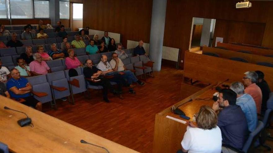 Un momento del Consello de ayer en el salón de plenos. // G.Núñez