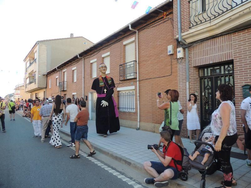 Gigantes y cabezudos en Camarzana de Tera