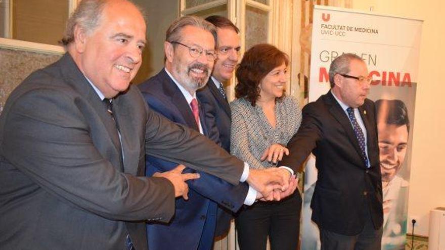 El degà de la facultat, Ramon Pujol, Jordi Montaña, Valentí Junyent, Anna Erra i Josep Arimany, ahir a Vic