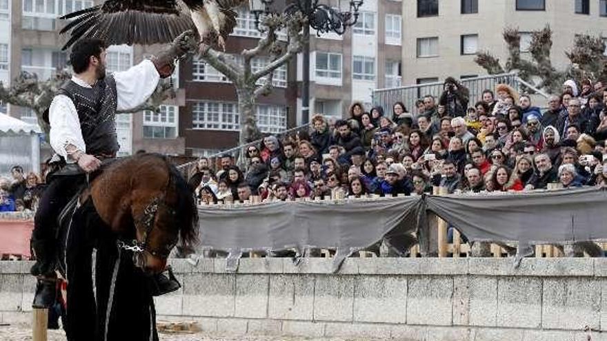 Los espectáculos de la Festa da Arribada congregan a multitud de personas en Baiona. // José Lores