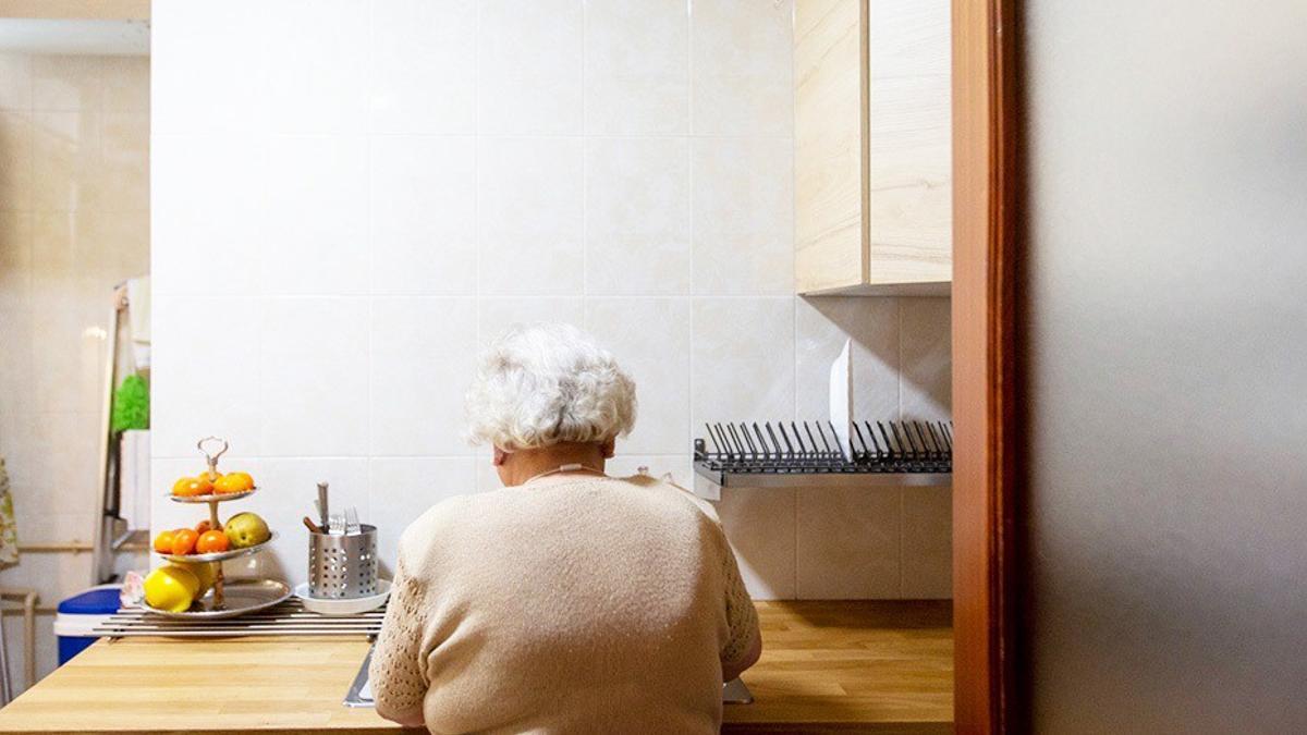 Una mujer mayor, en su domicilio.