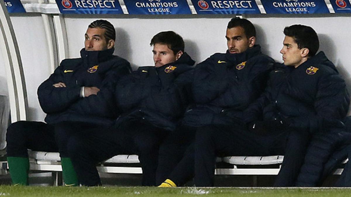 Messi, sentado en el banquillo entre Pinto y Montoya