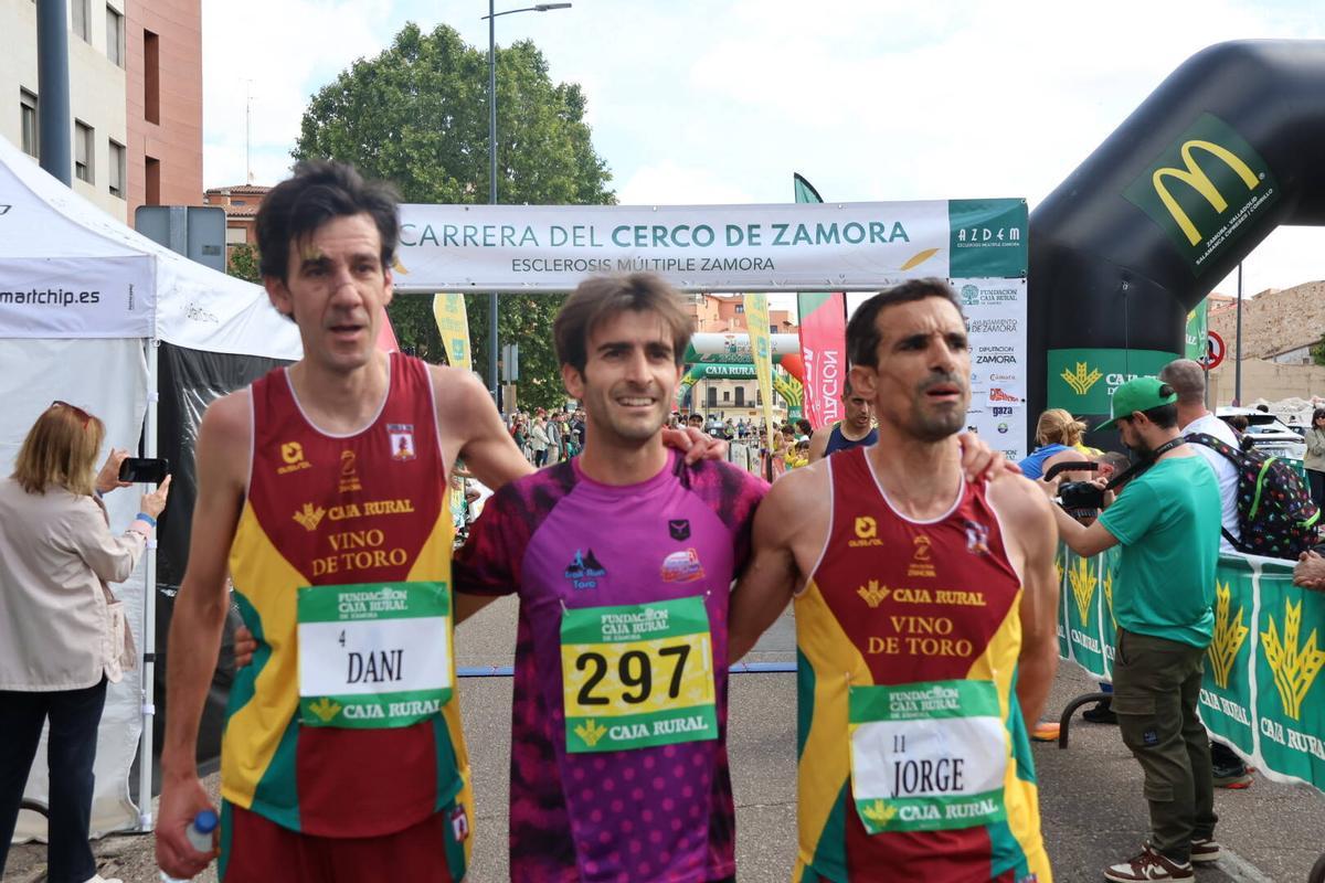 Los tres primeros clasificados de la carrera absoluta, en meta.