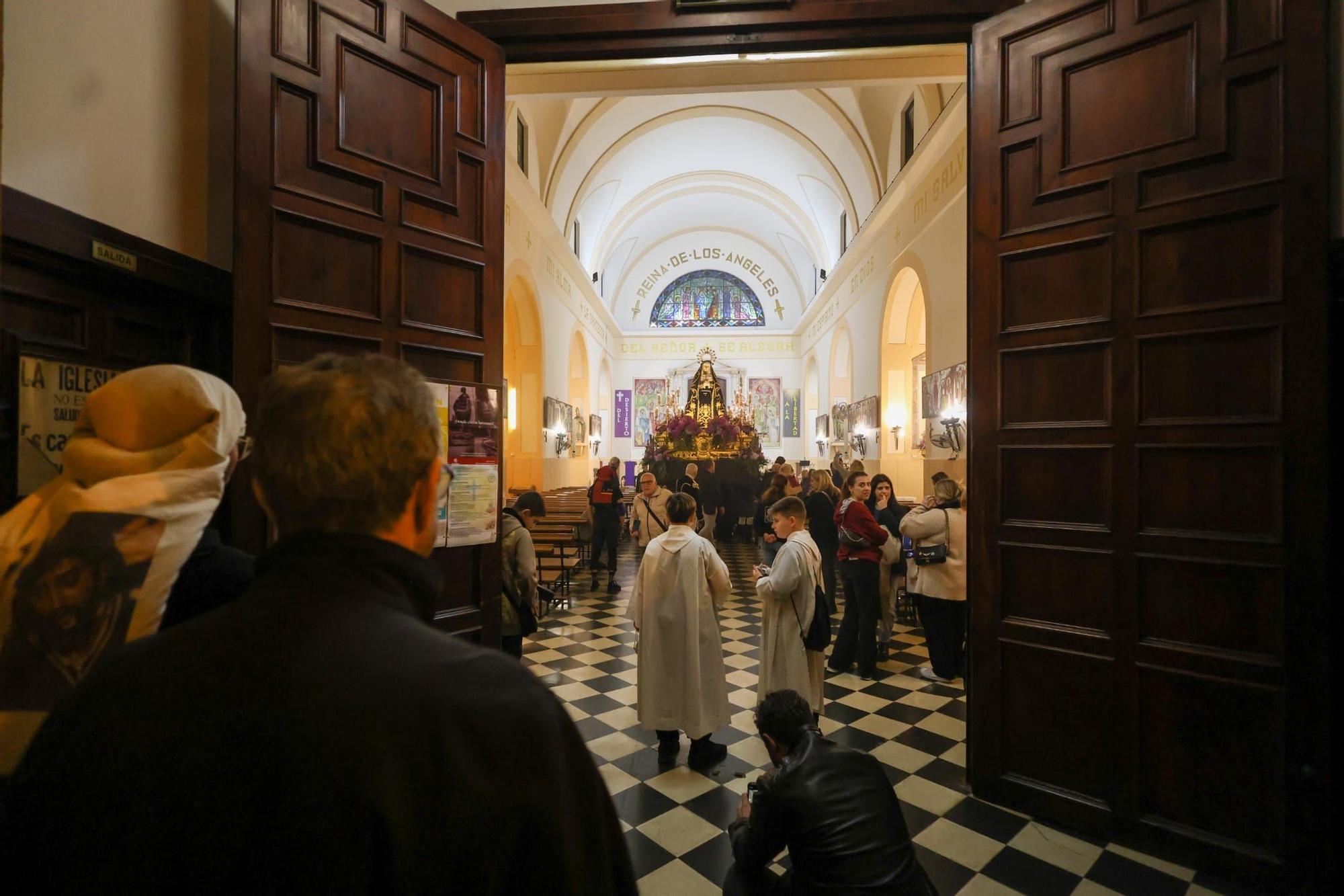 Semana Santa Marinera: La Dolorosa procesiona por el Cabanyal