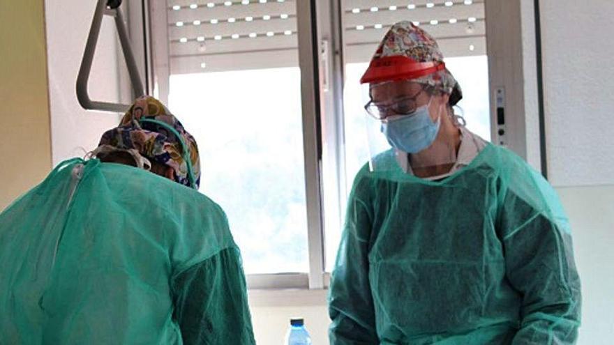 Dos professionals tracten un pacient de coronavirus a l&#039;hospital Josep Trueta de Girona.