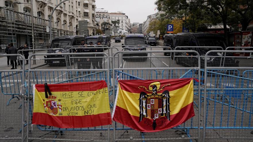 Las imágenes del exterior del Congreso de los Diputados, donde se celebra el pleno de investidura de Pedro Sánchez