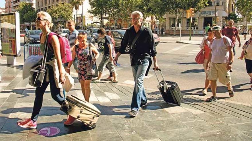 Turistas por Palma este verano de hoteles y apartamentos de alquiler llenos.