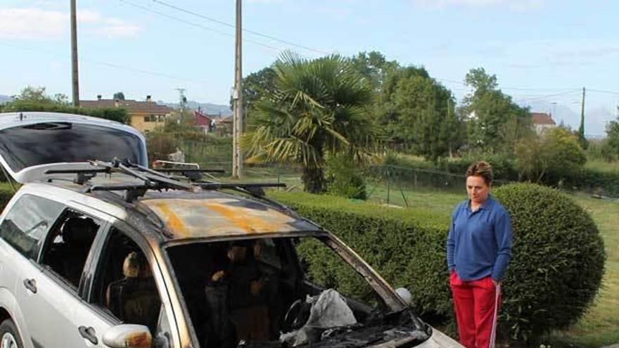 Arde un coche por un cortocircuito en La Barreda (Siero)