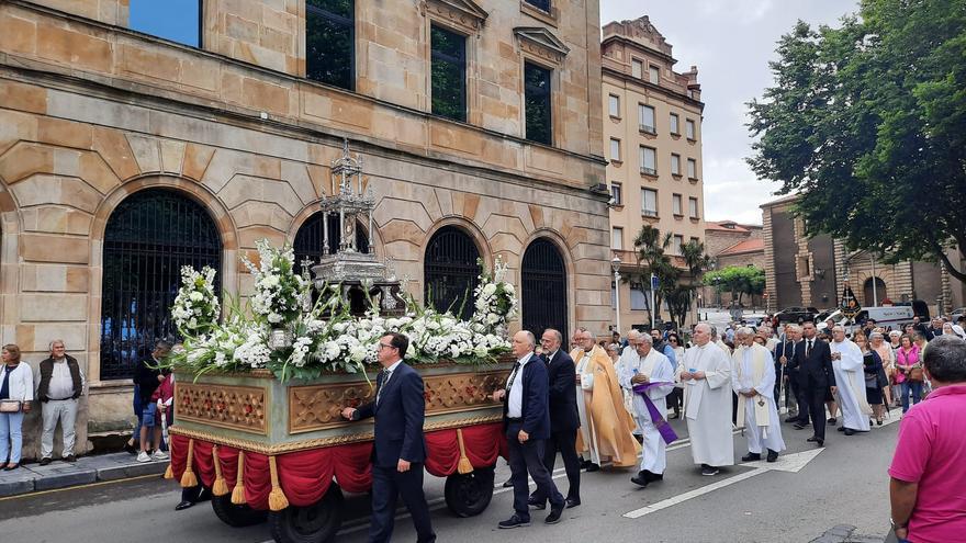 Vídeo: la procesión del Corpus Christi en Gijón arranca con el himno de España