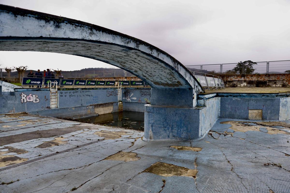 La visita de los técnicos a la piscina de la Laboral, en imágenes